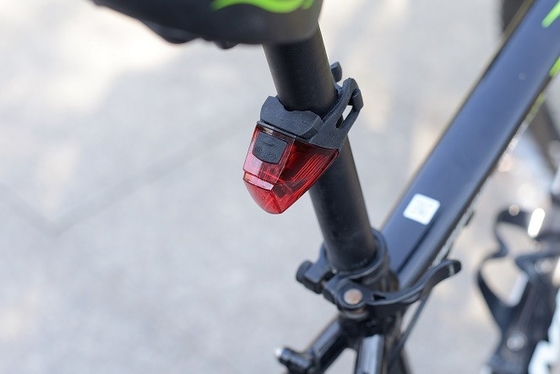 รถจักรยานไฟแดงด้านหลังแบบชาร์จไฟได้ USB แบตเตอรี่ลิเธียม 10 ม. ไม่ไวต่อการสั่นสะเทือน